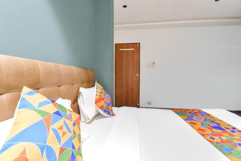 Nidhivan Hotel And Rooms Surat Exterior foto